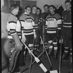 Ice hockey at Glaciarium, 5 June 1952 / photographs by ...