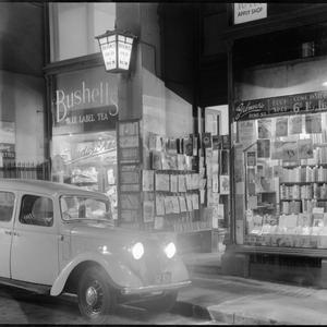 File 10: Bond St book stall, [1935] / photographed by M...