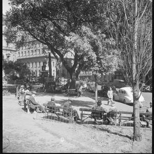 File 32: Macquarie Place, men on benches, 1930s / photo...
