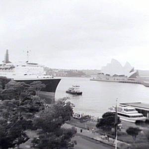 Arrival of QE2 in Sydney