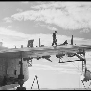 File 02: Sydney - Rose Bay air service, 1930s / photogr...