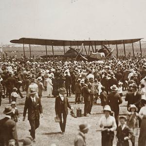 Arrival of Vickers Vimy at Mascot Aerodrome, 1920 / pho...