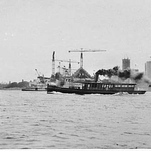 Steam yacht Lady Hopetoun sails past the Sydney Opera H...