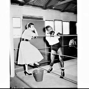 Afro-American boxer Freddie Dawson trains (for a match ...