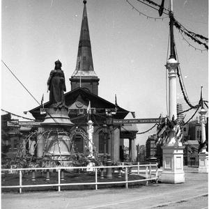 Queen Victoria statue and St James Church, Queen's Squa...