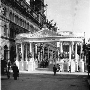 Ceremonial arch commemorating visit of Lord Hopetoun, 1...