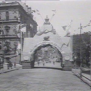 Bridge Street showing cab rank & wool arch