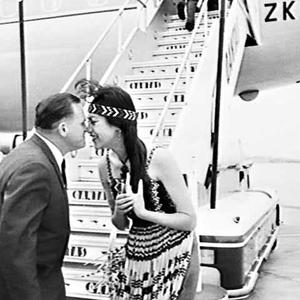Journalists rub noses with Maori woman before boarding ...