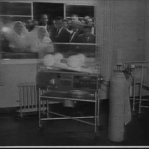 Baby in humidicrib at presentation of the machine to Ry...