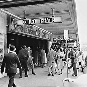 Crowds outside the Century Theatre 1962 for the film Gi...
