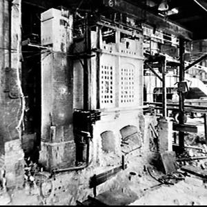 Rebuilding the glass oven or furnace, Australian Glass ...