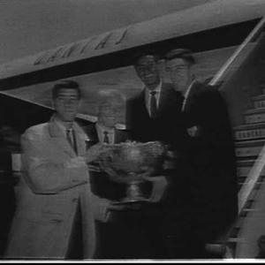 Victorious American 1958 Davis Cup tennis team leaves f...