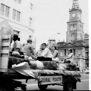 Royal Easter Show 1969 procession through Sydney