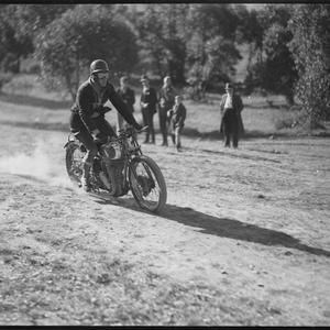 Motor cycle racing at Newcastle N.S.W., 8 August 1939 /...
