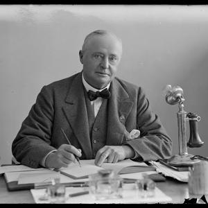 Item 813: Alfred Milson / photograph by Harold Cazneaux