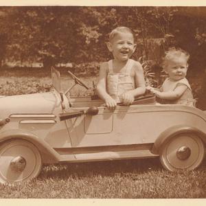 Hood Collection part II : [Children in groups and with ...